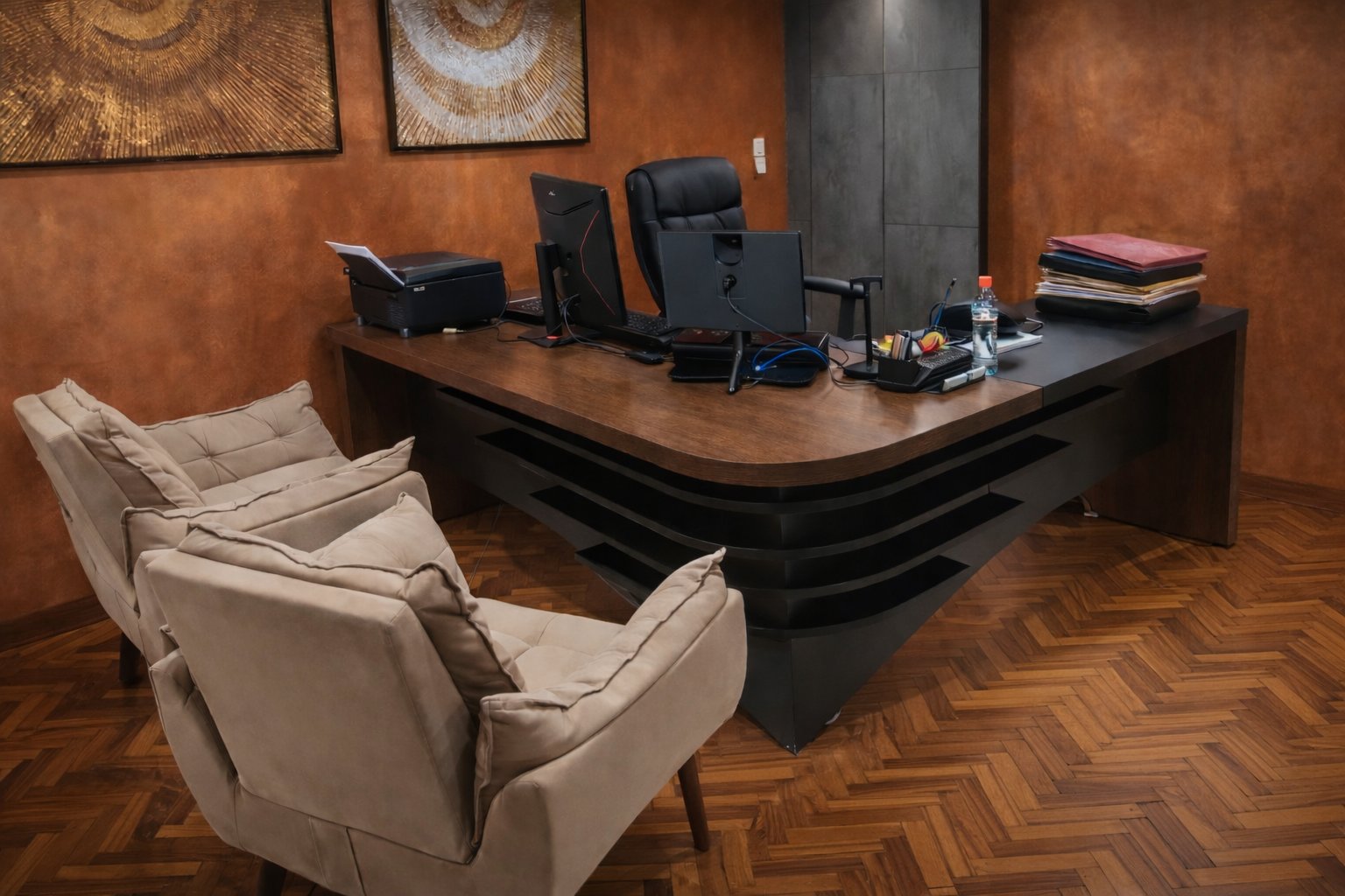 Sala de atendimento do escritório, com mesa em L de madeira escura e poltronas para clientes